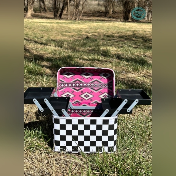 TAKE THE LEAD MAKEUP BOX - Picture 2 of 2